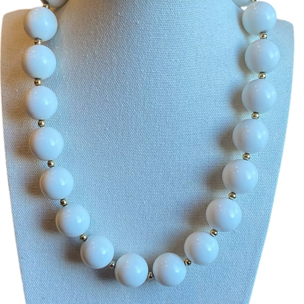 NAPIER Vintage White Lucite Beads w/ Gold Tone Spacer Beads Classic Necklace - Picture 4 of 11